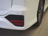 コーナーセンサーを車の前後に装備。障害物までの距離に応じて警告音を変えてお知らせ。縦列駐車時や駐車場・車庫などでの取り回しをサポートします