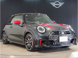 MINIのフロントグリルのデザインはイギリスで生まれた当初から、シルバーのサイドバーが折り重なった伝統的なデザインで御座います。その伝統はBMWのお車になってからでも少しずつ形を変えて守られております
