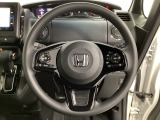 ハンドルにHondaセンシング系のクルーズコントロールやレーンキープアシストなどのスイッチと、オーディオの操作スイッチが装備されています。ハンドルから手を離さず安全に操作できます。