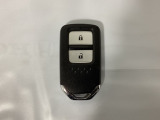 スマートキーを装備しています。鍵を差し込むことなくドアロックの開け閉めと、スタートボタン操作でのエンジンスタートができます。