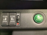 リアドアは乗り降りに便利な両側電動スライドドアです。また運転席に座っていながらスイッチ操作で自在にスライドドアを開け閉めできます。燃費に役立つECONボタンもここです。