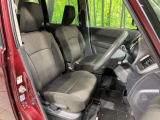 運転席まわりには十分なスペースがあり、大柄な方でもゆったり運転していただける環境です。