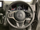 ハンドルにHondaセンシング系のクルーズコントロールやレーンキープアシストなどのスイッチと、オーディオの操作スイッチが装備されています。ハンドルから手を離さず安全に操作できます。