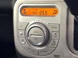 【オートエアコン】一度お好みの温度に設定すれば、車内の温度を検知し風量や温度を自動で調整。暑い&hellip;寒い&hellip;と何度もスイッチ操作をする必要はありません。快適な車内空間には必須の機能ですね♪