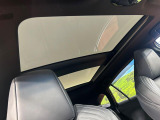 【調光パノラマルーフ】車内の解放感が一気に上がる大型パノラマルーフに調光機能がプラス!日差しが強い時、シェードを閉めなくてもガラスの透明度を調整することで心地よい明るさに♪