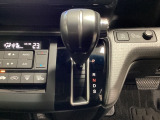 CVT車のセレクトレバーです。低速から高速まで、変速ショックのないスムーズな走りを実現するとともに、エンジン効率のよい領域を維持することで燃費にも貢献します。