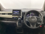 車内は光触媒抗菌消臭施工済です。インパネ周りはスタイリッシュなデザインです。グローブボックスやカップホルダーのほかにトレーなどたくさんの収納スペースが付いています。