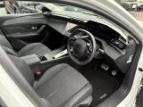 運転席周辺は、プジョー独自の設計思想が生み出した『i-Cockpit』