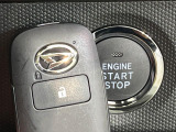 【キーフリーシステム】カバンやポケットに入れたままでもドアの施錠・解錠が可能なスマートキーを装備。エンジンのオン・オフ時もカギを取り出す必要が無いからとっても便利です♪