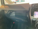 運転席からも助手席からも手が届きやすく、小物などを置いておくのにとても便利♪
