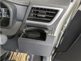 便利なカップホルダーを装備しています。 缶ジュースを開けて運転していると振動で倒れないかヒヤヒヤ、意外と置き場に困るもの。 意外に重要な装備ですね。