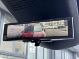 インテリジェントルームミラー☆後席に乗っている人や、大きな荷物を載せていると見にくくなりがちな後方視界。。こちらは車両後方のカメラ映像をミラーに映すので、天候にも影響されないクリアな後方視界を実現☆