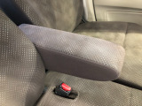 【アームレスト】運転時の疲労軽減にもなるアームレストがついています!