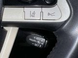 クルーズコントロール機能が付いています。 速度を設定するとアクセルを踏まなくても一定の速度で走ることができます。  高速道路ではとても便利な装置なんです。