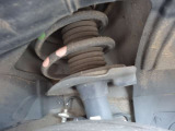 お車を安心してお乗りいただく為には、足回りの定期点検が欠かせません。日産サービスプログラム(有償)では半年ごとの点検をさせていただきます。