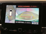 【パノラミックビューモニター】映像で、見づらい車両周辺の確認をアシスト。クルマを真上から見ているような映像を表示。 運転席から確認しにくい車両周囲の状況を把握。