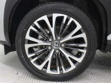 純正アルミホイールは精度が高く、走行の安定性が優れています。215/50R18