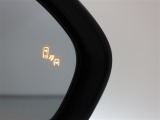 隣車線を走る車両をレーダーで検知し、ドアミラーでは確認しにくい後側方エリアに存在する車両に加え、急接近してくる車両も検知します。車両を検知するとドアミラーに搭載されたLEDインジケーターが点灯します。