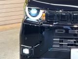【LEDヘッドライト】悪天候や夜間走行時も良好な視界を確保し安心して運転できる高輝度LEDヘッドライトを装備!点灯速度が早く、消費電力も抑えられています。