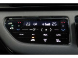 運転席と助手席の温度設定の変更が可能な左右独立タイプのデュアルエアコンです♪♪♪暑がりな人・寒がりな人も誰もが車内を快適にお過ごしいただけます♪♪♪