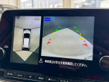アラウンドビューモニター。上空から見下ろしているかのような映像を映し出して周囲を確認し、スムースな駐車をアシストします。