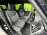 運転席まわりには十分なスペースがあり、大柄な方でもゆったり運転していただける環境です。