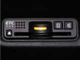 装備されているビルトインタイプのホンダ純正ETC車載器です。セットアップしてからご納車致します。ETCカードを差し込めば高速道路の出入り口ゲートを楽々通過出来ます。