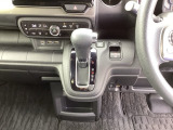 運転席周辺のスマートなレイアウトが、操作のしやすさを実現。快適なドライブをサポートします。手元で操作ができる、電子制御パーキングブレーキ。