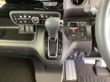 足元スッキリ、インパネシフトです。パーキングブレーキは電子制御パーキングブレーキタイプなので、運転席と助手席の間がスッキリしています。
