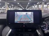 ディスプレイオーディオやカーナビは、現代のドライブにおいて欠かせない装備のひとつです。初めての場所でも迷いにくく、快適なルート案内で運転をサポートします。移動中のエンターテインメント性も高まります。