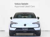 EVエクステリアならではのフロントシールドデザイン、ボルボアイデンティティを進化継承する印象的なトールハンマーライトが、自信に溢れたモダンなフェイスを表現。