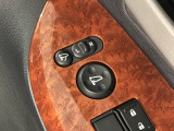 狭い駐車場で便利な電動格納ドアミラーが付いています。