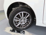 社外アルミホイール。タイヤサイズは175/70R14です。