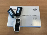 インテリジェントキーを装備しています。バックや服のポケットに入れたまま、ドアの開錠・施錠、エンジン始動が行えて便利ですよ◎