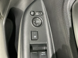 狭い駐車場で便利な電動格納ドアミラーが付いています。