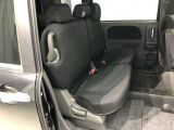 【後部座席】も当然、綺麗・清潔に仕上げております。内装の綺麗なお車は気持ちが良いですし、コンディションのいい車が多いです。これもオススメの1台です。