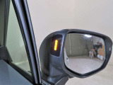 死角の接近車両もミラー内側のLEDでドライバーにお知らせします。車線変更時の接触事故を防止します。
