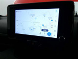 【ディスプレイオーディオ】・・・大型ディスプレイに各種オーディオ機能(AM/FMチューナー、Bluetooth対応)とスマートフォン連携機能を搭載。
