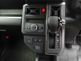 【オートエアコン】一度お好みの温度に設定すれば、車内の温度を検知し風量や温度を自動で調整。暑い&hellip;寒い&hellip;と何度もスイッチ操作をする必要はありません。快適な車内空間には必須の機能ですね
