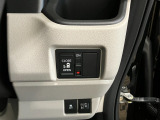 【リア片側パワースライドドア】リモコンなどで自動開閉。Hondaスマートキーを携帯していれば、軽い力で解錠とドアオープンが行えます。半ドア状態まで閉めると、自動的に全閉する機能付き。