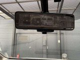 スマートルームミラーは、車両後方に設置されたカメラの映像を、ルームミラーに映し出すことで、死角をなくし、安全性を向上させることができます。また、夜間や雨天時でも、クリアな映像を映し出すことができます。