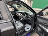 【運転席】座り心地が良いシートなので長時間の運転でも快適にお過ごしいただけます。新品のフロアマットのご注文も可能です。掲載箇所以外にご希望の写真がございましたらお気軽にお問い合わせ下さい。