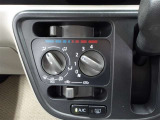 使いやすいマニュアルエアコンは簡単な操作で車内を快適にしてくれます☆