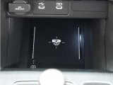 センターコンソールトレーはワイヤレス充電器(Qi(チー)規格)となっており、対応機種を置いておくだけで充電可能です。