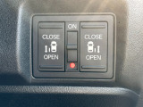 運転席右側に電動スライドドアのスイッチがついています。