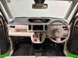 フロントウィンドゥ・フロントガラスにはUV&IRカット機能を採用。見易い計器類と運転し易いドライビングポジションは、視角も少なく前方&左右の見切りが良く運転し易いクルマです
