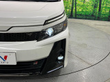 【LEDヘッドライト】悪天候や夜間走行時も良好な視界を確保し安心して運転できる高輝度LEDヘッドライトを装備!点灯速度が早く、消費電力も抑えられています。