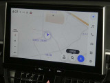 【10インチ純正ナビ】純正ナビを装備。タッチパネル式で使いやすく、詳細地図により目的地をピンポイントで設定できます。初めての道でも迷いにくく、ロングドライブも快適ですよ♪