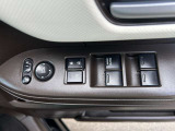 運転席ドアには、ウインドー開閉スイッチ、ウインドー開閉ロックスイッチ、電動格納ミラースイッチ、電動ミラー調整スイッチがついてますので大変便利です。