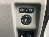 電動格納ミラーを装備しており、狭い駐車場でもワンタッチでミラーを収納できます。